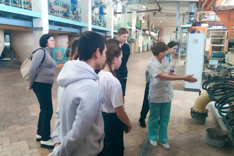 Экскурсия на сахарный завод учащихся Покровской сш.
